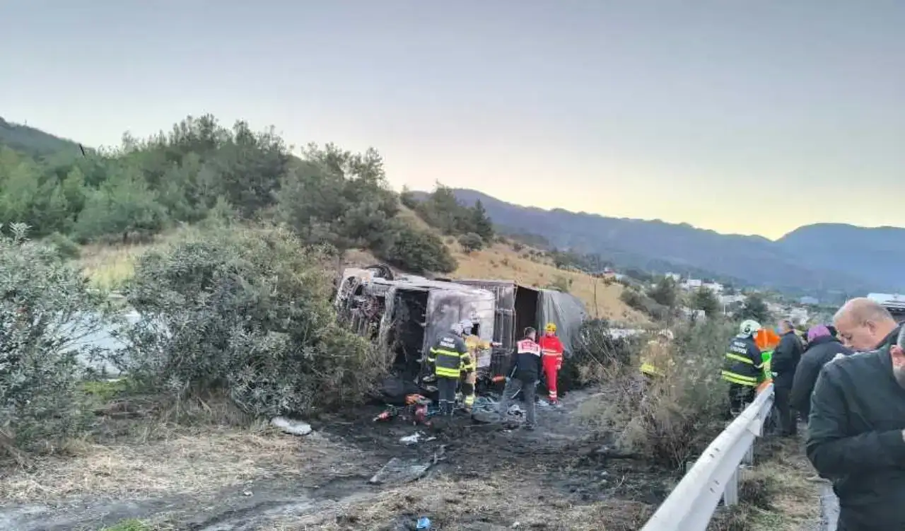 Hatay’da Hayvan Taşıyan TIR Alev Alarak Devrildi! 2 Can Kaybı 2